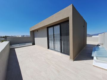CASA EN RENTA EN ZIBATA QUERETARO CON DOBLE ALTURA Y ROOF GARDEN | PRIVADA AMATISTA