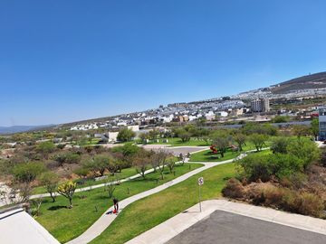 CASA EN RENTA EN ZIBATA QUERETARO CON DOBLE ALTURA Y ROOF GARDEN | PRIVADA AMATISTA