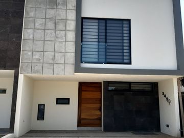 Casa en Renta de 4 Recamaras en Solares Residencial Zapopan