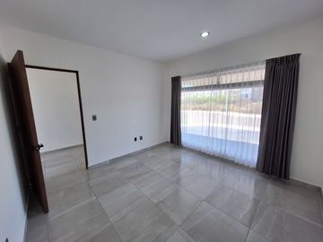 CASA EN RENTA EN ZIBATA CON ROOF GARDEN Y JARDIN