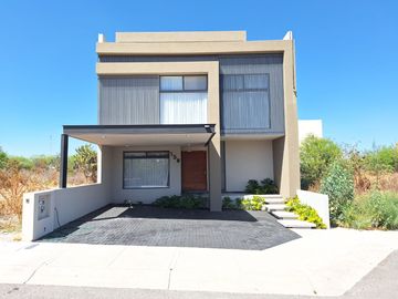 CASA EN RENTA EN ZIBATA CON ROOF GARDEN Y JARDIN