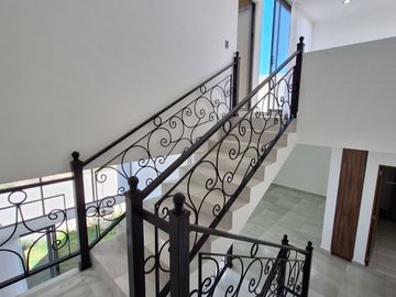 CASA EN RENTA EN ZIBATA CON ROOF GARDEN Y JARDIN