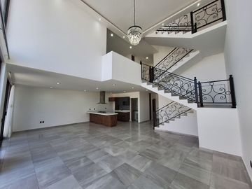 CASA EN RENTA EN ZIBATA CON ROOF GARDEN Y JARDIN