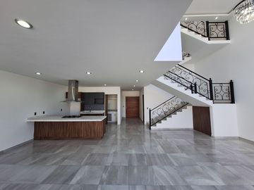 CASA EN RENTA EN ZIBATA CON ROOF GARDEN Y JARDIN