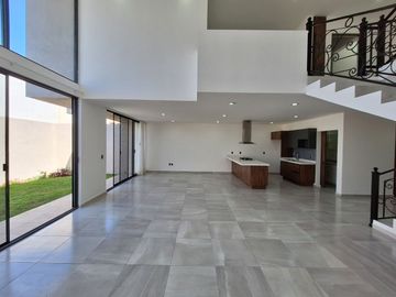 CASA EN RENTA EN ZIBATA CON ROOF GARDEN Y JARDIN