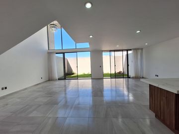 CASA EN RENTA EN ZIBATA CON ROOF GARDEN Y JARDIN