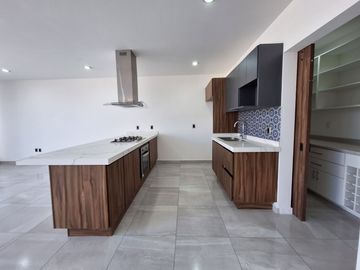 CASA EN RENTA EN ZIBATA CON ROOF GARDEN Y JARDIN