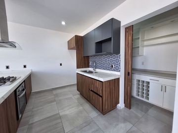CASA EN RENTA EN ZIBATA CON ROOF GARDEN Y JARDIN