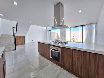 CASA EN RENTA EN ZIBATA CON ROOF GARDEN Y JARDIN