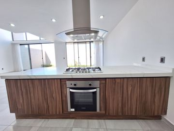 CASA EN RENTA EN ZIBATA CON ROOF GARDEN Y JARDIN