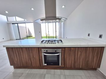 CASA EN RENTA EN ZIBATA CON ROOF GARDEN Y JARDIN