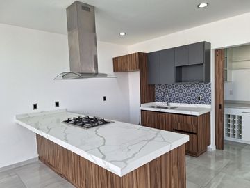 CASA EN RENTA EN ZIBATA CON ROOF GARDEN Y JARDIN