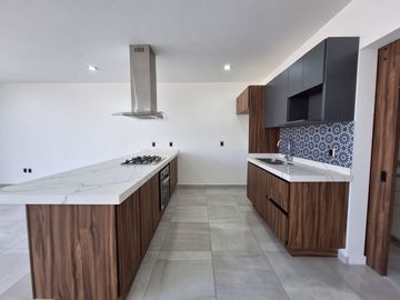 CASA EN RENTA EN ZIBATA CON ROOF GARDEN Y JARDIN