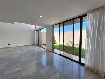 CASA EN RENTA EN ZIBATA CON ROOF GARDEN Y JARDIN