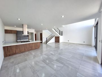 CASA EN RENTA EN ZIBATA CON ROOF GARDEN Y JARDIN
