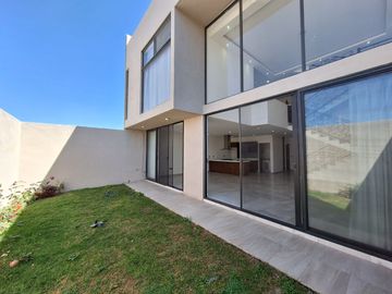 CASA EN RENTA EN ZIBATA CON ROOF GARDEN Y JARDIN