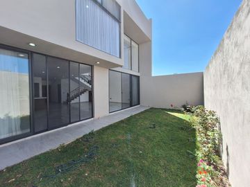 CASA EN RENTA EN ZIBATA CON ROOF GARDEN Y JARDIN
