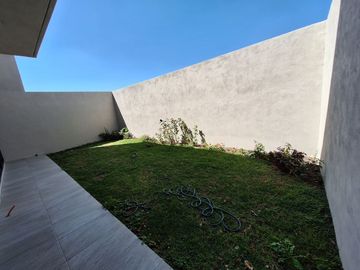 CASA EN RENTA EN ZIBATA CON ROOF GARDEN Y JARDIN