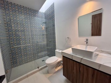 CASA EN RENTA EN ZIBATA CON ROOF GARDEN Y JARDIN