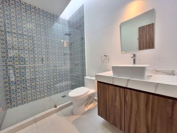 CASA EN RENTA EN ZIBATA CON ROOF GARDEN Y JARDIN