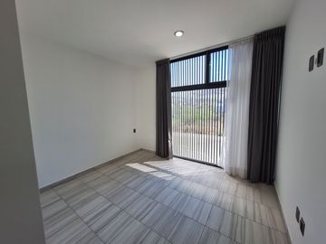 CASA EN RENTA EN ZIBATA CON ROOF GARDEN Y JARDIN