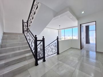 CASA EN RENTA EN ZIBATA CON ROOF GARDEN Y JARDIN