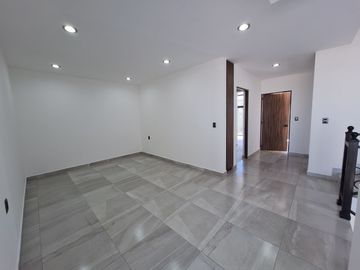 CASA EN RENTA EN ZIBATA CON ROOF GARDEN Y JARDIN