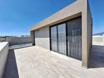 CASA EN RENTA EN ZIBATA CON ROOF GARDEN Y JARDIN