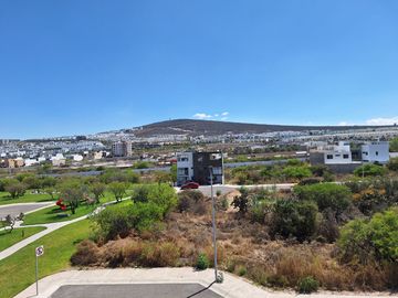 CASA EN RENTA EN ZIBATA CON ROOF GARDEN Y JARDIN