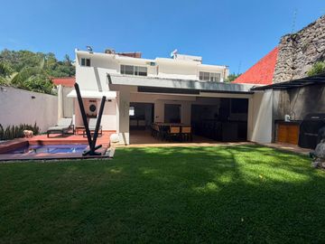 VENDO EN CUERNAVACA CASA MODERNA EN FRACC. CON SEGURIDAD TOTAL Y AMPLIAS AREAS VEREDES