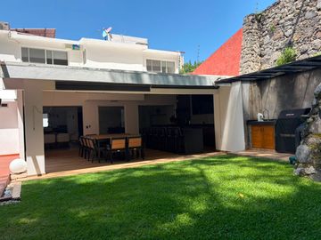 VENDO EN CUERNAVACA CASA MODERNA EN FRACC. CON SEGURIDAD TOTAL Y AMPLIAS AREAS VEREDES