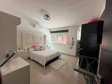 VENDO EN CUERNAVACA CASA MODERNA EN FRACC. CON SEGURIDAD TOTAL Y AMPLIAS AREAS VEREDES