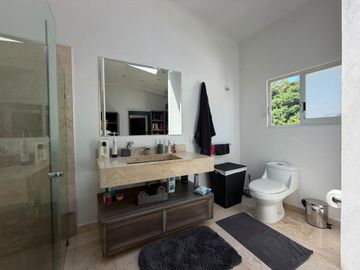 VENDO EN CUERNAVACA CASA MODERNA EN FRACC. CON SEGURIDAD TOTAL Y AMPLIAS AREAS VEREDES