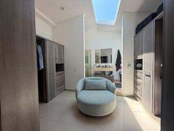 VENDO EN CUERNAVACA CASA MODERNA EN FRACC. CON SEGURIDAD TOTAL Y AMPLIAS AREAS VEREDES