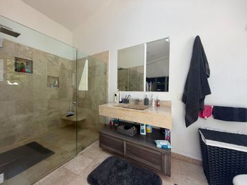 VENDO EN CUERNAVACA CASA MODERNA EN FRACC. CON SEGURIDAD TOTAL Y AMPLIAS AREAS VEREDES