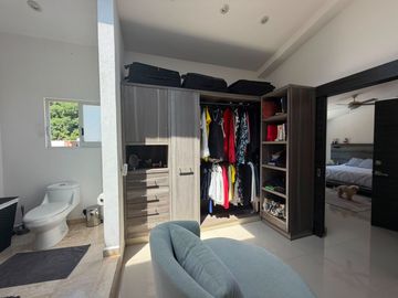 VENDO EN CUERNAVACA CASA MODERNA EN FRACC. CON SEGURIDAD TOTAL Y AMPLIAS AREAS VEREDES