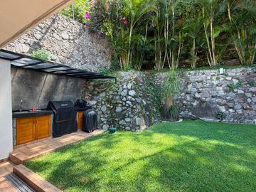 VENDO EN CUERNAVACA CASA MODERNA EN FRACC. CON SEGURIDAD TOTAL Y AMPLIAS AREAS VEREDES
