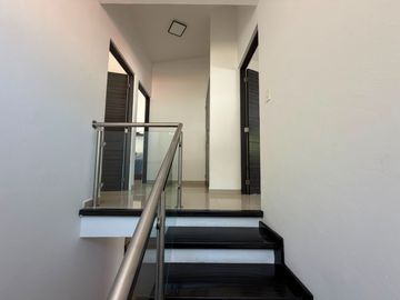 VENDO EN CUERNAVACA CASA MODERNA EN FRACC. CON SEGURIDAD TOTAL Y AMPLIAS AREAS VEREDES