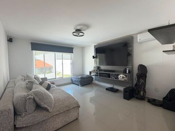 VENDO EN CUERNAVACA CASA MODERNA EN FRACC. CON SEGURIDAD TOTAL Y AMPLIAS AREAS VEREDES