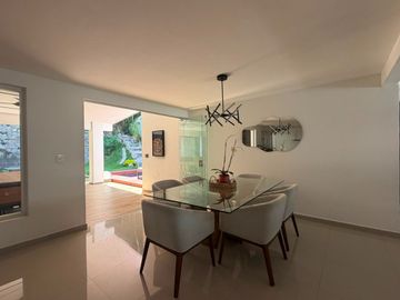 VENDO EN CUERNAVACA CASA MODERNA EN FRACC. CON SEGURIDAD TOTAL Y AMPLIAS AREAS VEREDES