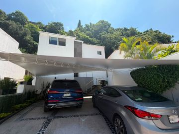VENDO EN CUERNAVACA CASA MODERNA EN FRACC. CON SEGURIDAD TOTAL Y AMPLIAS AREAS VEREDES