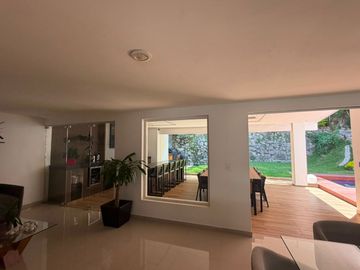 VENDO EN CUERNAVACA CASA MODERNA EN FRACC. CON SEGURIDAD TOTAL Y AMPLIAS AREAS VEREDES