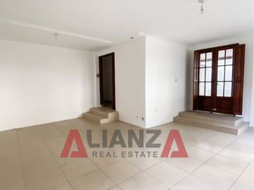 Hermosa Casa en San Lorenzo - 4 Dorm, 2 Baños, Terraza, Placares Empotrados!