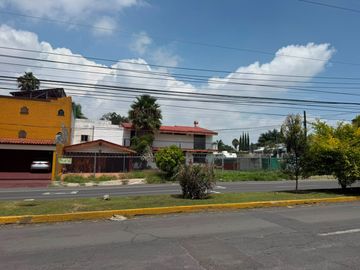 Casa - Terreno en Venta en Ciudad del Sol en Zapopan, Jalisco
