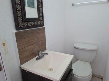 CASA EN VENTA BRISAS DEL PEDREGAL LEÓN, GTO. ZONA SUR. FRACC. PRIVADO CON ALBERCA A UNOS PASOS DE BLVD LA LUZ.