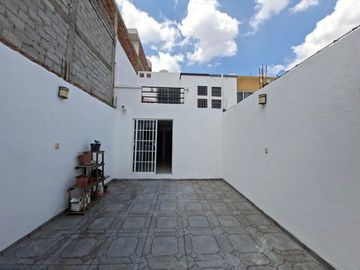 CASA EN VENTA BRISAS DEL PEDREGAL LEÓN, GTO. ZONA SUR. FRACC. PRIVADO CON ALBERCA A UNOS PASOS DE BLVD LA LUZ.