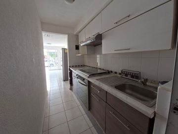 CASA EN VENTA BRISAS DEL PEDREGAL LEÓN, GTO. ZONA SUR. FRACC. PRIVADO CON ALBERCA A UNOS PASOS DE BLVD LA LUZ.