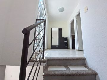 CASA EN VENTA BRISAS DEL PEDREGAL LEÓN, GTO. ZONA SUR. FRACC. PRIVADO CON ALBERCA A UNOS PASOS DE BLVD LA LUZ.