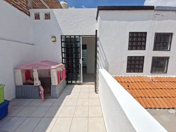 CASA EN VENTA BRISAS DEL PEDREGAL LEÓN, GTO. ZONA SUR. FRACC. PRIVADO CON ALBERCA A UNOS PASOS DE BLVD LA LUZ.