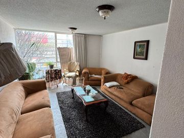 Oportunidad! Casa con bodega y local en Av. Tláhuac, uso de suelo mixto